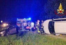 Paura nella notte a Palidano: scontro tra due auto che si ribaltano con 9 giovani a bordo