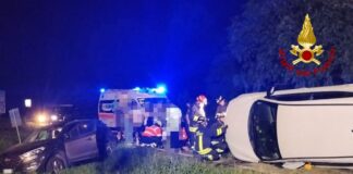 Paura nella notte a Palidano: scontro tra due auto che si ribaltano con 9 giovani a bordo