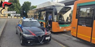 Sasso contro bus Apam in via Cipata: identificata una 44enne