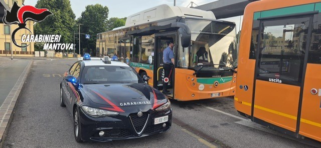 mantova danneggiamento bus