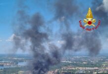 GRAVE INCENDIO ALLA VERSALIS, A FUOCO MAGAZZINO DI POLIMERI. ORDINANZA DEI SINDACI DI MANTOVA, PORTO MANTOVANO E SAN GIORGIO: CHIUDERE FINESTRE E NON USCIRE