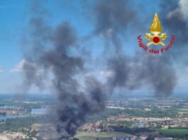 GRAVE INCENDIO ALLA VERSALIS, A FUOCO MAGAZZINO DI POLISTIRENE. RIENTRATA L’EMERGENZA TRANNE CHE NELL’AREA A 700 METRI DAL LUOGO DELL’INCENDIO OFF-LIMITS FINO ALLE 24. ARPA: NESSUN VALORE CRITICO RILEVATO. CAMPIONATORI ATTIVI IN CITTÀ