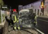Auto in marcia prende fuoco: salvi i due occupanti