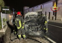 Auto in marcia prende fuoco: salvi i due occupanti