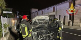 Auto in marcia prende fuoco: salvi i due occupanti