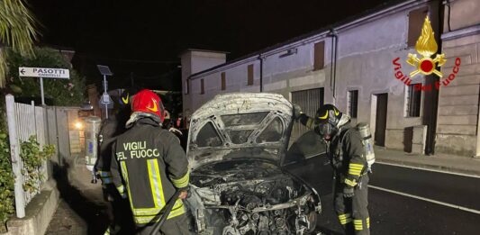 Auto in marcia prende fuoco: salvi i due occupanti