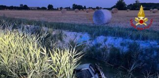 Auto nel canale: conducente in stato di shock