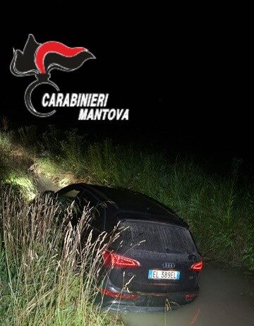 Sorpresi a rubare in una casa a Roncoferraro: folle inseguimento nella notte finisce in un canale