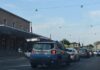 Aggredisce i poliziotti per far fuggire il fidanzato, arrestata