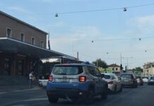 Aggredisce i poliziotti per far fuggire il fidanzato, arrestata