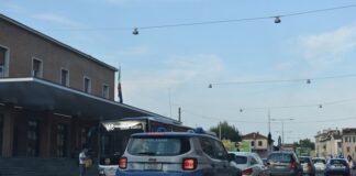 Aggredisce i poliziotti per far fuggire il fidanzato, arrestata