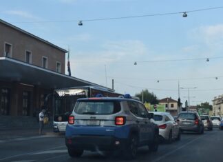 Aggredisce i poliziotti per far fuggire il fidanzato, arrestata