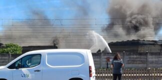 Incendio alla Versalis di Mantova: scatta il piano di monitoraggio ambientale dell’Arpa. I primi rilievi non rilevano valori critici