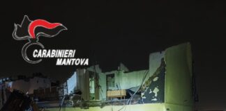 Mantova, violenta tromba d’aria nella notte: crolla il tetto e il muro di una casa in strada Fossamana