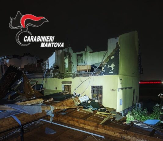Mantova, violenta tromba d’aria nella notte: crolla il tetto e il muro di una casa in strada Fossamana
