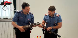 Colpi d’arma da fuoco contro la casa del vicino: denunciati un 92enne e il figlio
