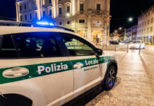 Follia in centro a Mantova: lancia un sasso tra i passanti e aggredisce la Polizia Locale