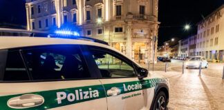 Follia in centro a Mantova: lancia un sasso tra i passanti e aggredisce la Polizia Locale