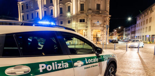 Follia in centro a Mantova: lancia un sasso tra i passanti e aggredisce la Polizia Locale