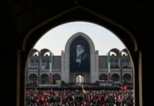 In migliaia a Teheran per la cerimonia funebre di Ali Khamenei