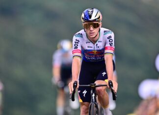 Evenepoel beffa Pogacar e vince la 15esima tappa al Tour, ritiro Vingegaard