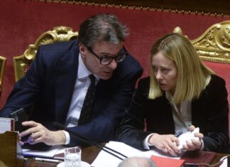 Confronto tra Meloni e Giorgetti sul caro carburanti, allo studio ipotesi accise mobili