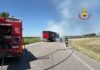Fiamme sulla rotatoria a Porto Mantovano: brucia un semirimorchio, traffico in tilt