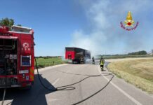 Fiamme sulla rotatoria a Porto Mantovano: brucia un semirimorchio, traffico in tilt