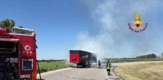 Fiamme sulla rotatoria a Porto Mantovano: brucia un semirimorchio, traffico in tilt