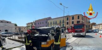 Furgone camperizzato in fiamme a Cittadella: i Vigili del Fuoco mettono al sicuro le bombole di Gpl