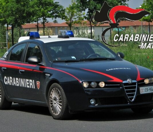 Un 29enne di Castel Goffredo sfonda la porta, minaccia i genitori con un coltello e picchia il padre, arrestato