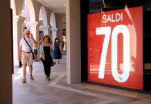 Saldi, inizio prematuro per i commercianti. Bagnolo fa il pieno