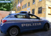 Ubriaco molesta i clienti alla Coop e aggredisce i poliziotti a calci e pugni in questura: arrestato