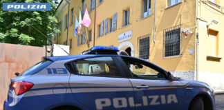 Ubriaco molesta i clienti alla Coop e aggredisce i poliziotti a calci e pugni in questura: arrestato