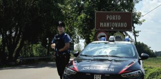 Porto Mantovano, si denuda in mezzo alla strada davanti ai passanti: denunciato 51enne