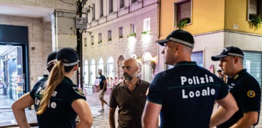 Sicurezza a Mantova, controlli a tappeto nella notte: in campo 15 agenti e l’assessore Provenzano