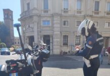 Stretta della Polizia Locale a Mantova: oltre 200 multe ai monopattini e sequestrate sei bici “truccate”