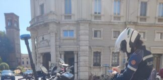 Stretta della Polizia Locale a Mantova: oltre 200 multe ai monopattini e sequestrate sei bici “truccate”
