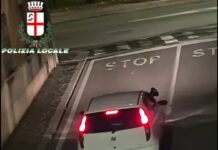 Urla al megafono nella notte: incastrato dalle telecamere il “furbetto” della Punto bianca