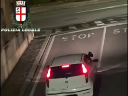 Urla al megafono nella notte: incastrato dalle telecamere il “furbetto” della Punto bianca
