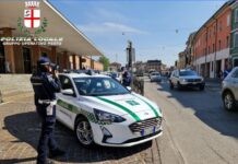 Indagine-lampo. Deruba una donna ma l’iPhone lo geolocalizza, 26enne fermato e denunciato dalla Polizia Locale