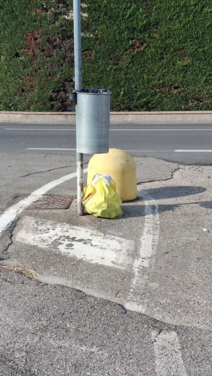 Una postazione di rifiuti abbandonati 2_4069311