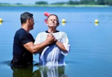 Sei battesimi nel lago Superiore: la Chiesa battista celebra la fede per immersione