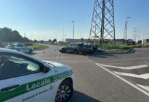 Scontro all’incrocio sull’Ostigliese: Fiat Punto finisce contro il guardrail, un ferito lieve