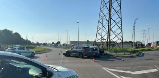 Scontro all’incrocio sull’Ostigliese: Fiat Punto finisce contro il guardrail, un ferito lieve