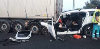 Tragedia all’alba a Teano sulla A1. Auto con a bordo una famiglia di mantovani tampona un Tir: muore una 16enne, gravi i genitori e il fratellino