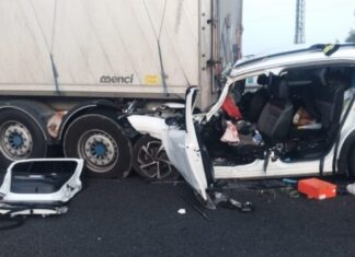 Tragedia all’alba a Teano sulla A1. Auto con a bordo una famiglia di mantovani tampona un Tir: muore una 16enne, gravi i genitori e il fratellino