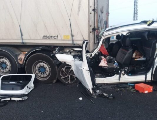 Tragedia all’alba a Teano sulla A1. Auto con a bordo una famiglia di mantovani tampona un Tir: muore una 16enne, gravi i genitori e il fratellino