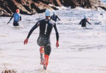 ALLENARSI IN ACQUA: PERCHÉ IL MARE PUÒ DIVENTARE LA PALESTRA PIÙ EFFICACE DELL’ESTATE