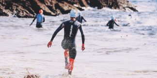 ALLENARSI IN ACQUA: PERCHÉ IL MARE PUÒ DIVENTARE LA PALESTRA PIÙ EFFICACE DELL’ESTATE